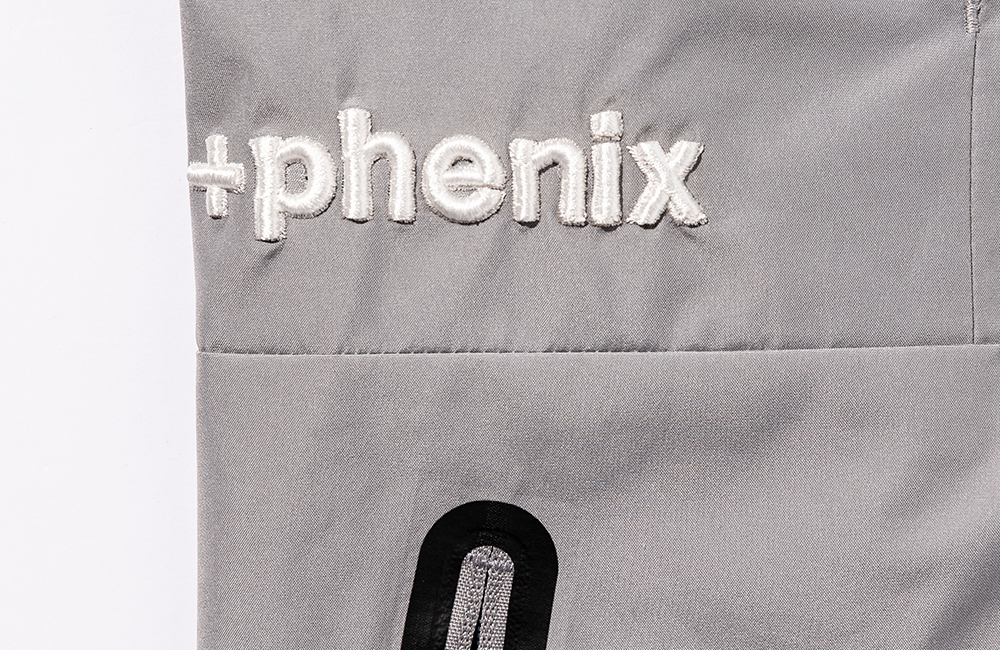 アイテム詳細イメージ 右前腰付近に「+phenix」の立体ロゴ刺繍