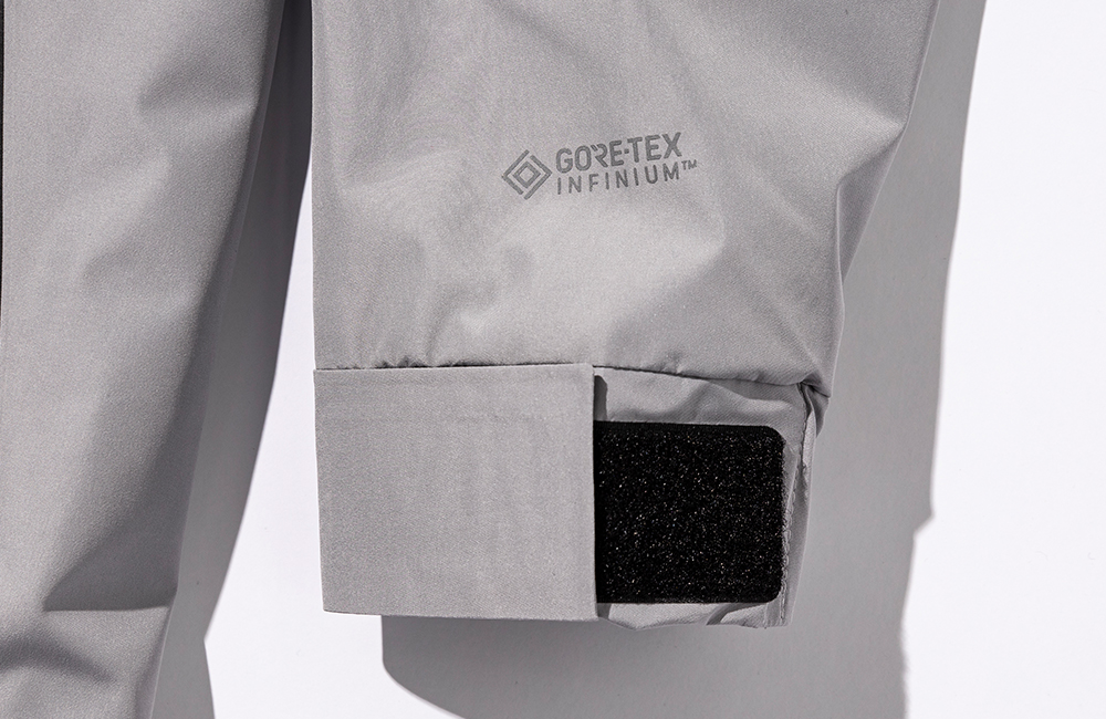 アイテム詳細イメージ 袖口はベルクロ仕様・「GORE-TEX INFINUM」のリフレクトプリント