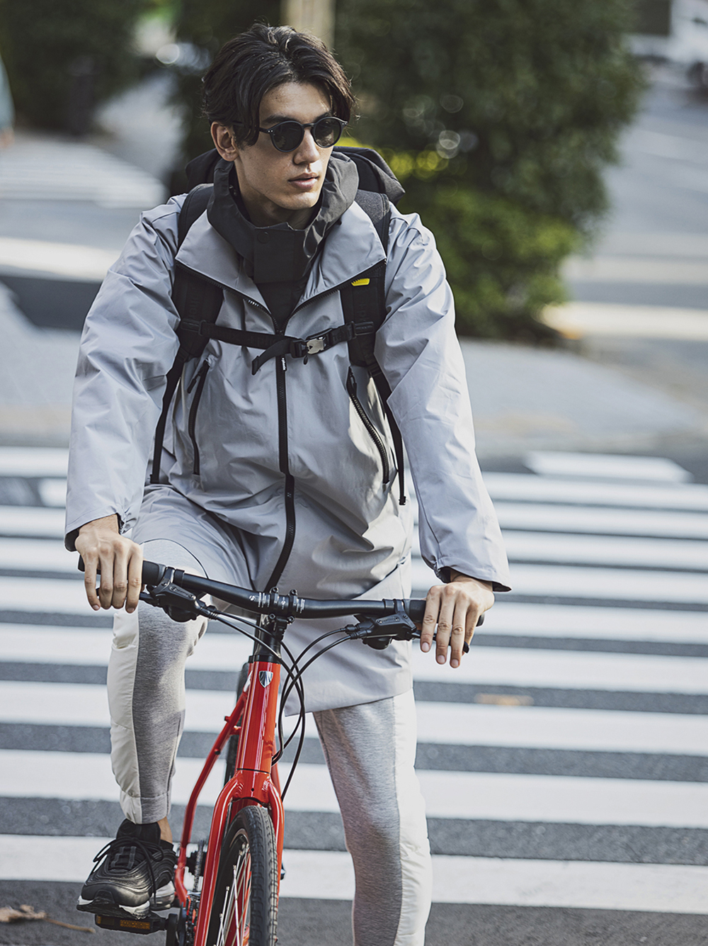 +PHENIX(プラスフェニックス)スタンドアップカラーフーデットコート着用イメージグレー