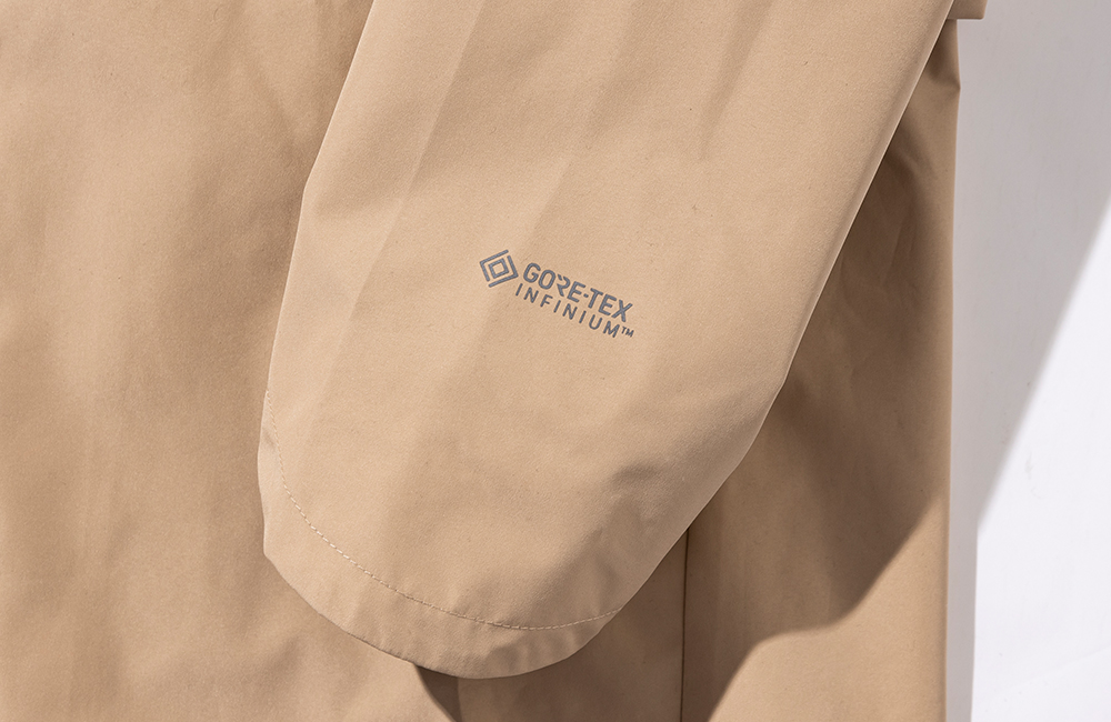 アイテム詳細イメージ 袖口は内側のみシャーリング仕様・「GORE-TEX INFINUM」のリフレクトプリント