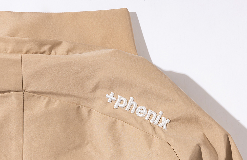アイテム詳細イメージ 背中には「+phenix」の立体ロゴ刺繍