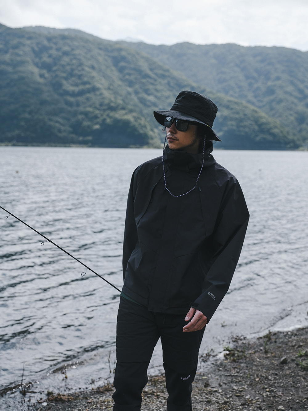 +PHENIX(プラスフェニックス)マウンテンパーカ着用イメージブラック