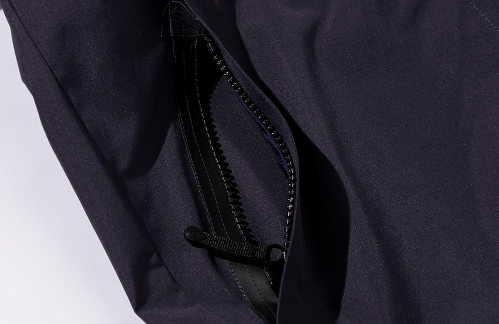 アイテム詳細イメージ 表面にポケットを4つ配置し、止水ファスナー仕様