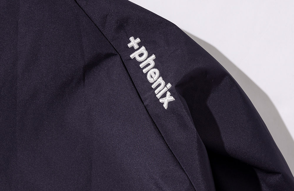 アイテム詳細イメージ 背中には「+phenix」の立体ロゴ刺繍