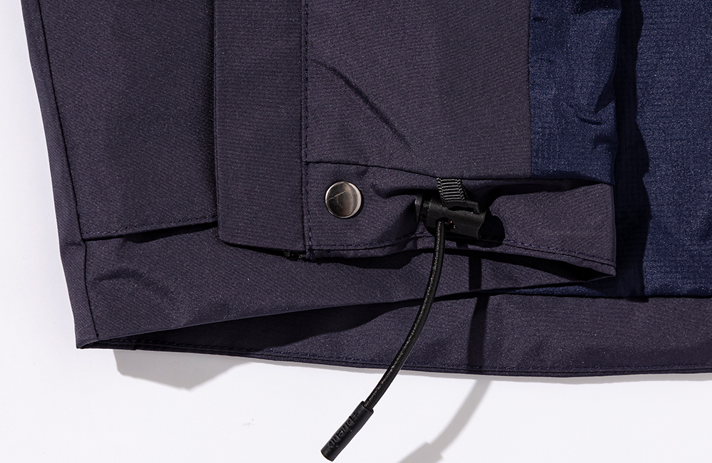 アイテム詳細イメージ 裾にドローストリングを調整することで、裾からの風を侵入を防ぐ