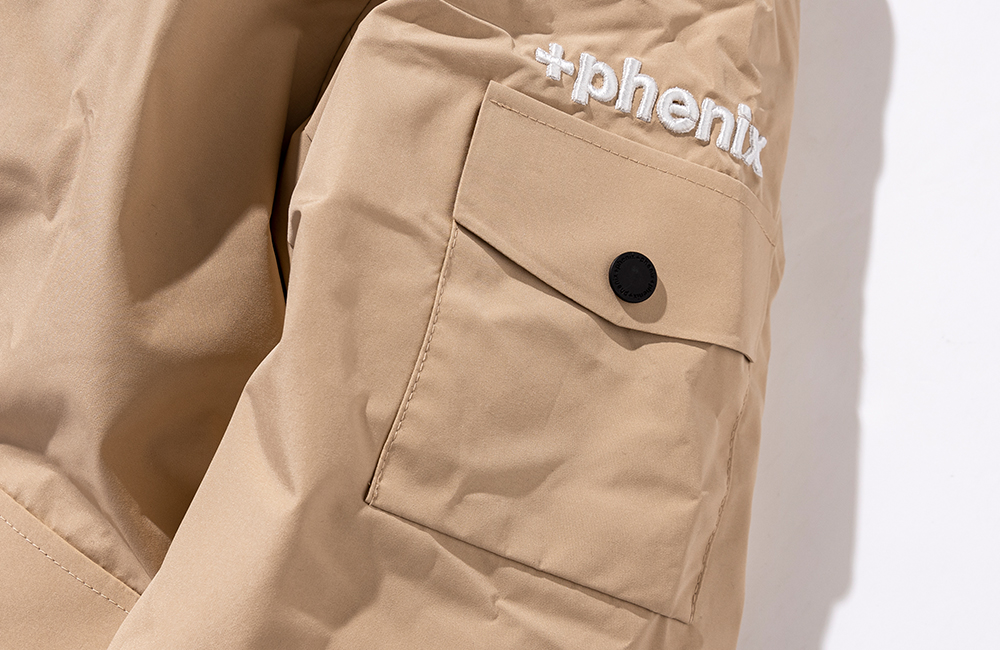 アイテム詳細イメージ 袖に「+phenix」の立体ロゴ刺繍