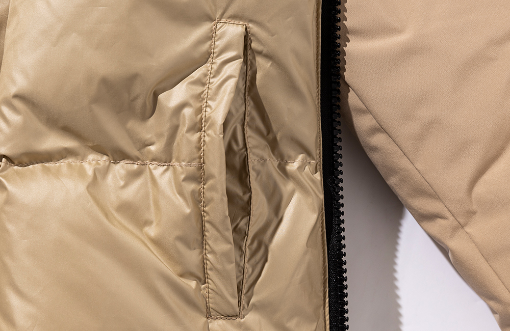 アイテム詳細イメージ 表にはフラップ付きポケットを2つで、横からも上からも手を入れられる仕様