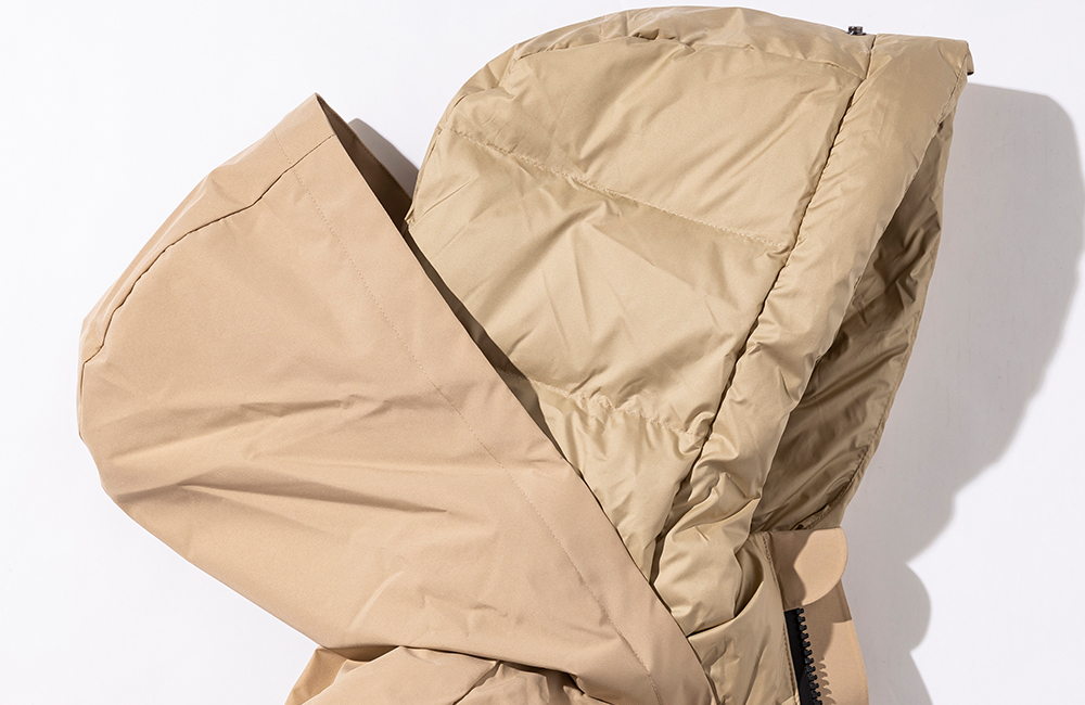 アイテム詳細イメージ ボリュームのあるフードはダブル仕様、ドットボタンでしっかりと留められる設計