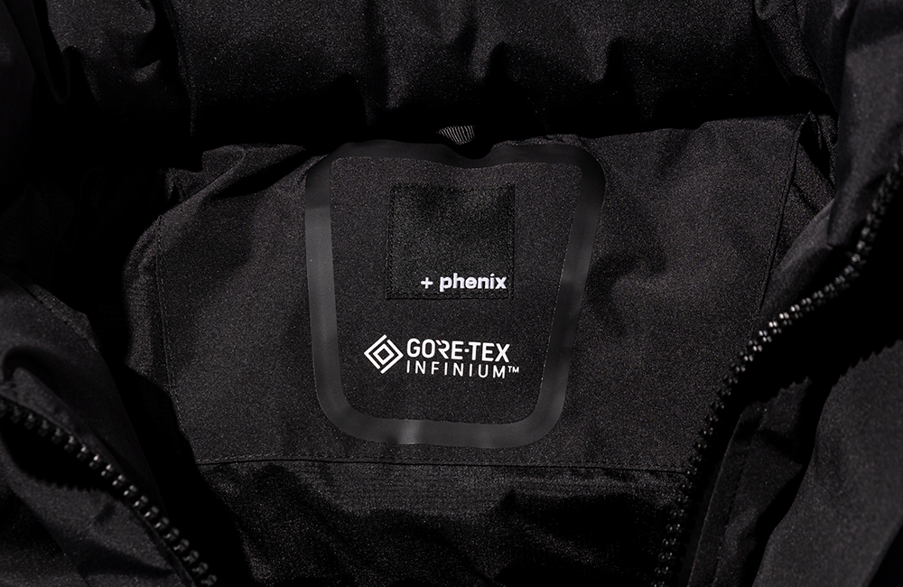 アイテム詳細イメージ 襟には出し入れ可能なフードを収納