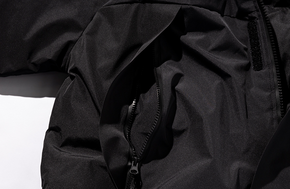 アイテム詳細イメージ フロントのサイドには大型のジッパーポケットを装備