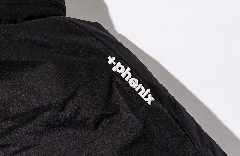 アイテム詳細イメージ 肩に「+phenix」の立体ロゴ刺繍