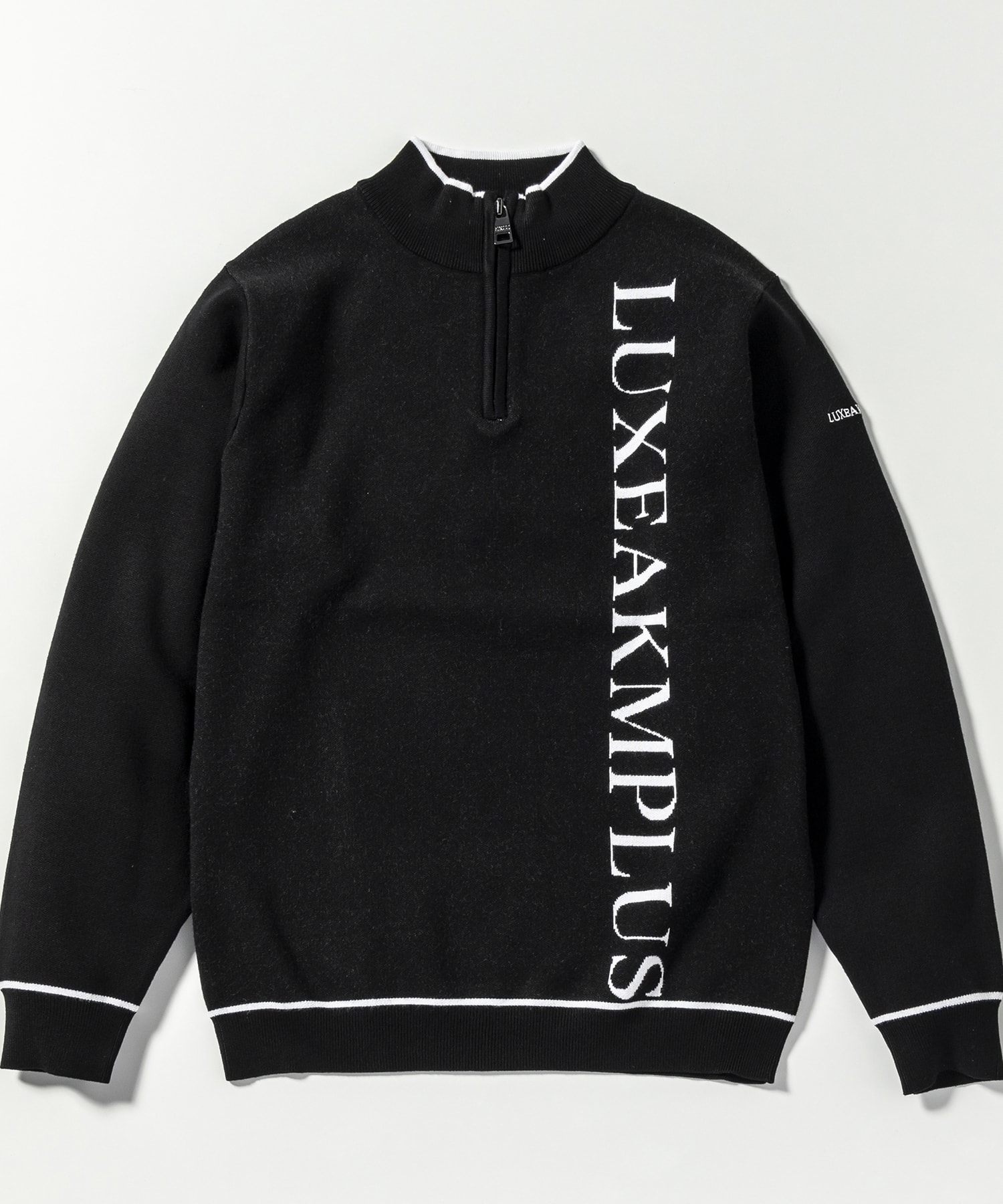 LUXEAKMPLUS(リュクスエイケイエムプラス)ゴルフ ロゴハーフジップモックネックニット