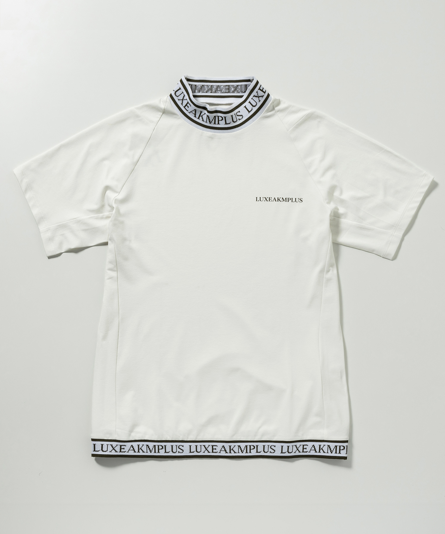 LUXEAKMPLUS(リュクスエイケイエムプラス)ゴルフ カラーロゴ半袖モックネックTシャツ(吸湿 / UVカット / 遮熱)